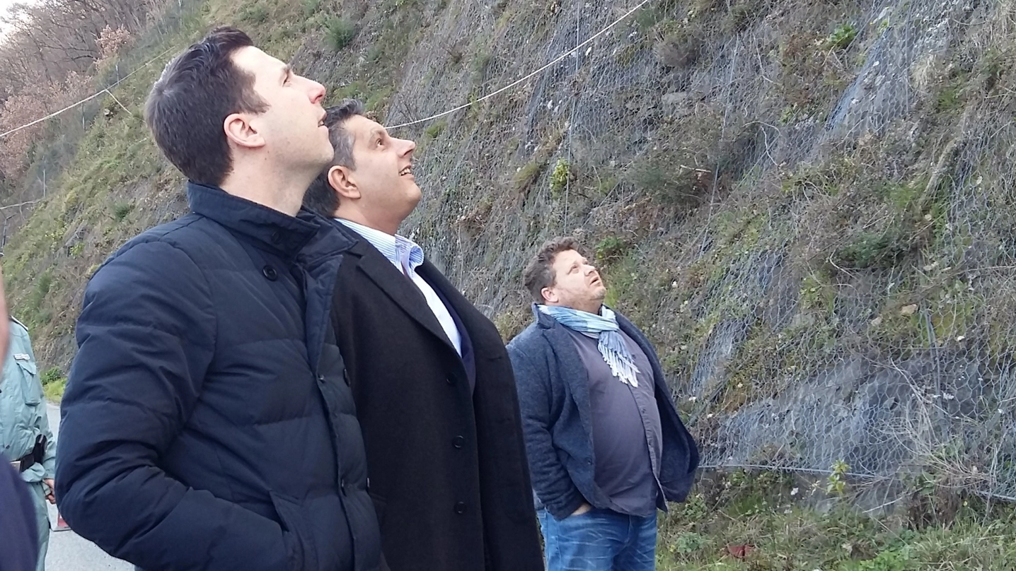L’assessore Giampedrone e il presidente Toti osservano il versante franoso sopra la via della Ripa