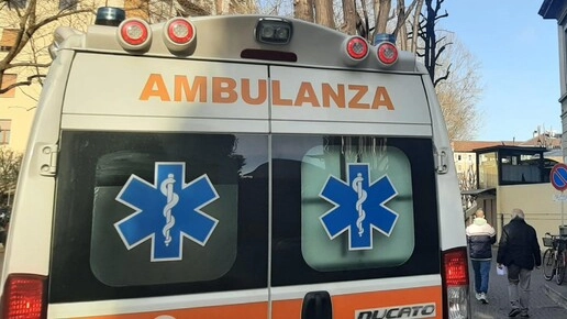 Un'ambulanza (foto repertorio Ansa)