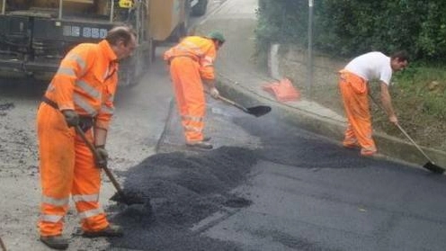 Lavori di asfaltatura di una strada