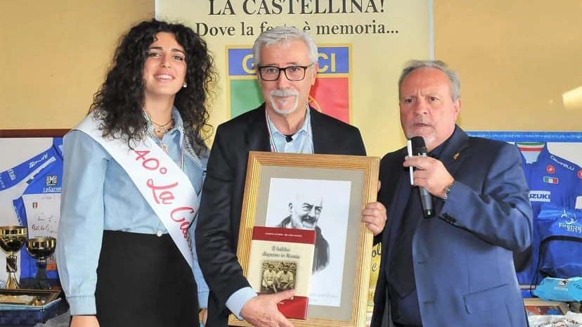 A dx Maurizio Colligiani premio Andrea Vezzosi presidente del C.P. di Prato di ciclismo