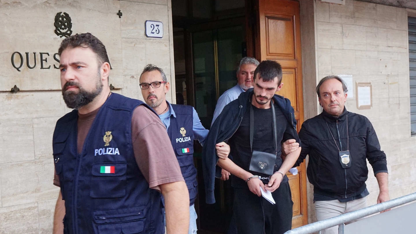 Uno degli arrestati in Questura (foto Castellani)