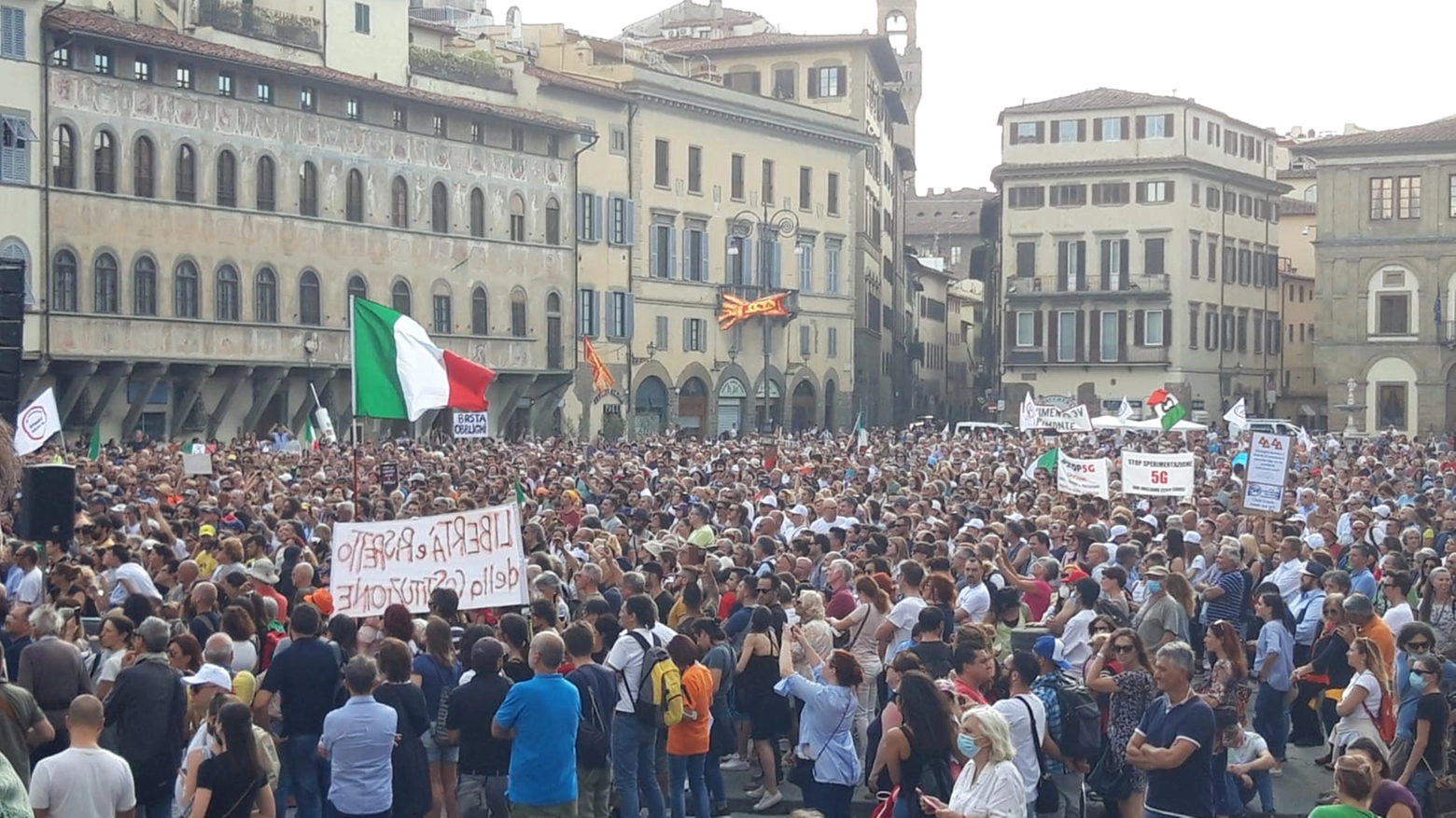 Un momento della manifestazione in piazza Santa Croce