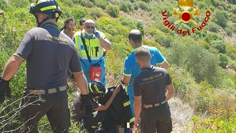 I soccorsi all'escursionista ferita (foto dei vigili del fuoco)