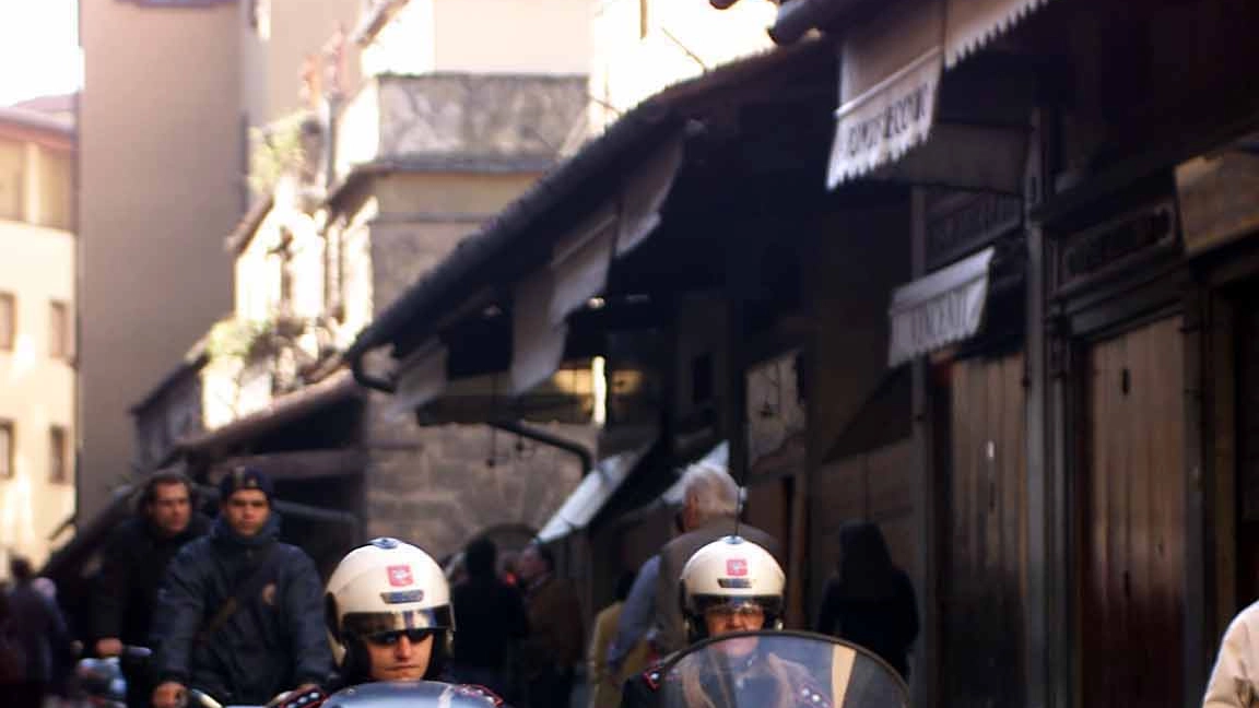 Intervento dei vigili urbani su Ponte Vecchio Intervento dei vigili urbani su Ponte Vecchio