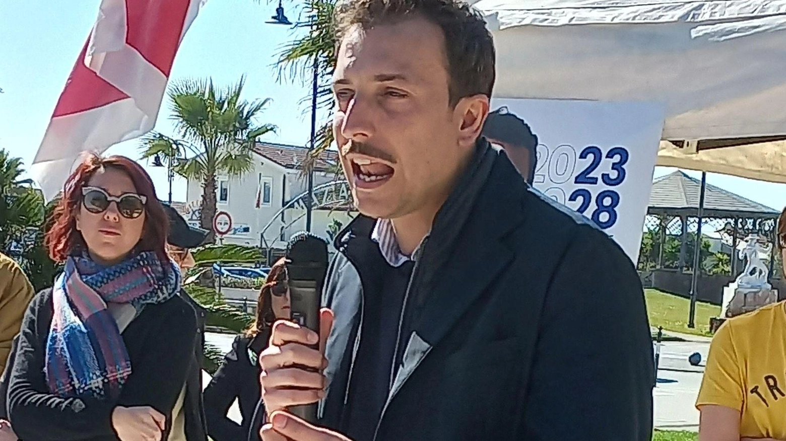 Borzonasca dà la carica "Siamo il cambiamento" Bagno di folla a Tonfano per la sua candidatura Borzonasca dà la carica "Siamo il cambiamento" Bagno di folla a Tonfano per la sua candidatura
