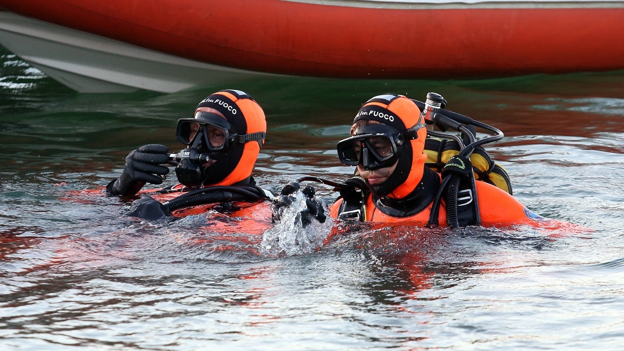 I sommozzatori del vigili del fuoco in acqua per il recupero del corpo