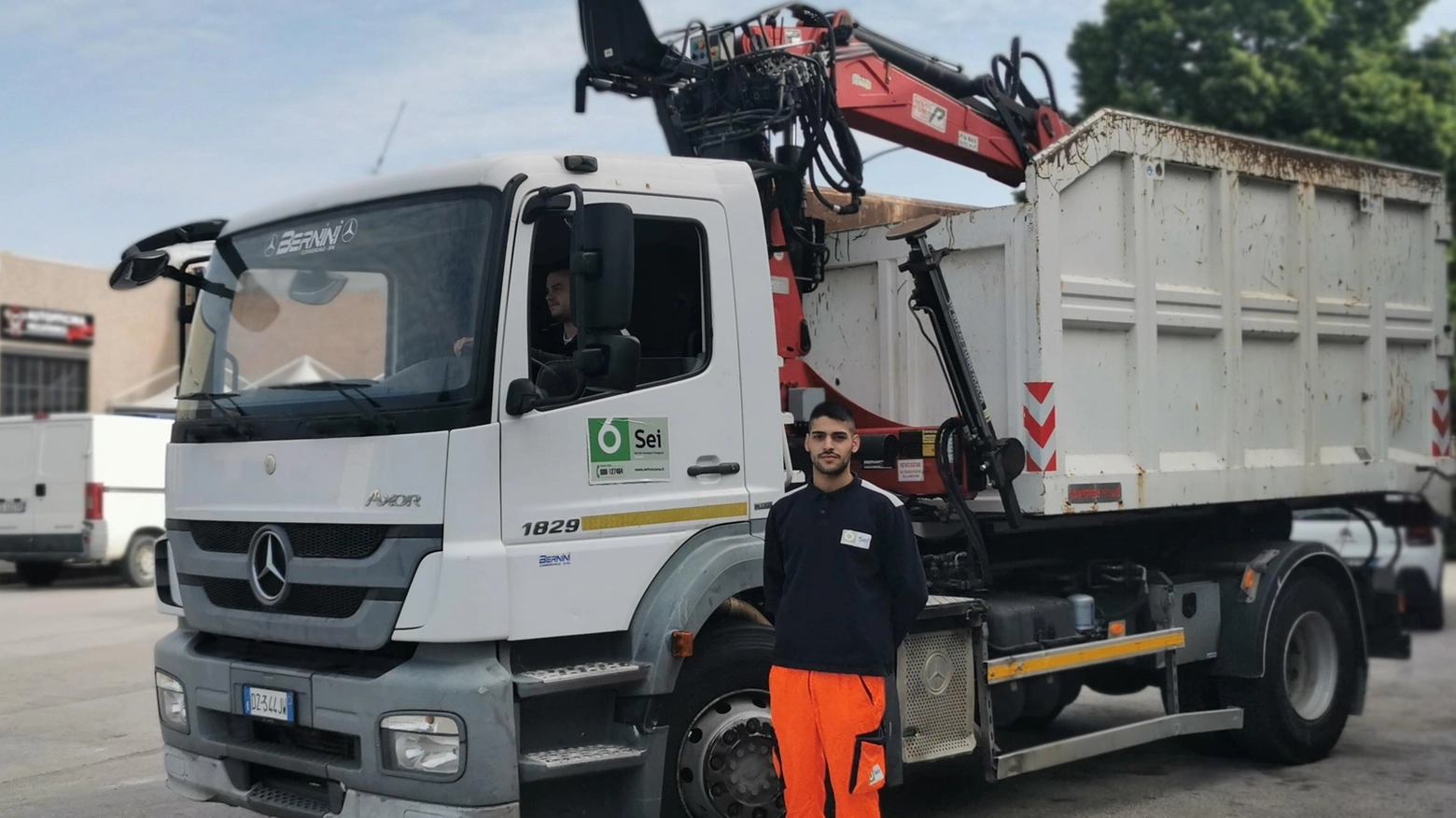 Camion e operatori  per ripulire dal fango  l’Emilia Romagna