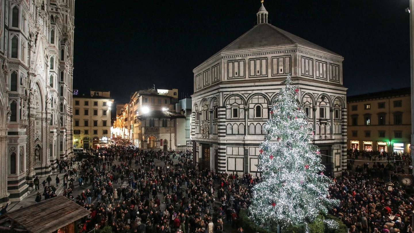 L'albero di Natale in Duomo (foto Giuseppe Cabras/New Press Photo)