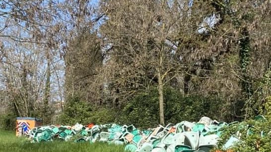Ex seggiolini dello stadio "Non è discarica abusiva" Ex seggiolini dello stadio "Non è discarica abusiva"