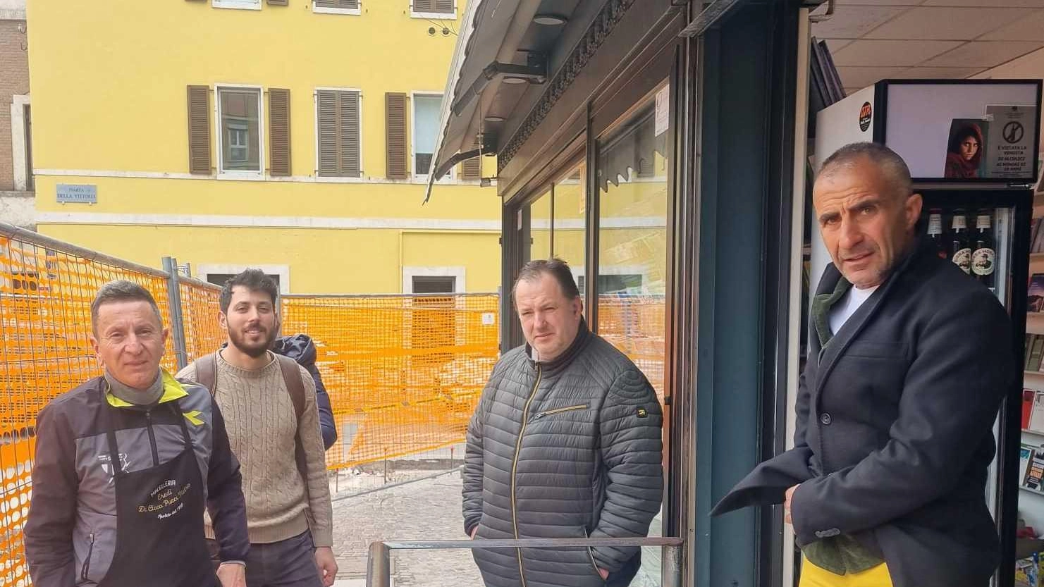 Commercianti infuriati "I lavori alla rotatoria ci chiudono in gabbia" Commercianti infuriati "I lavori alla rotatoria ci chiudono in gabbia"