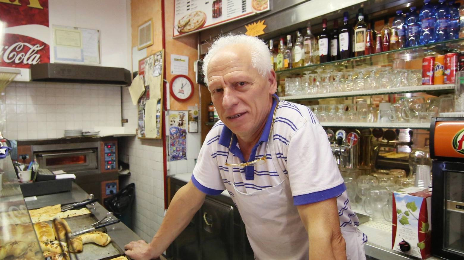 Pietro Orologio chiude la pizzeria Etrusca dopo 40 anni. Ma non perde il suo buonumore (Crocchioni)
