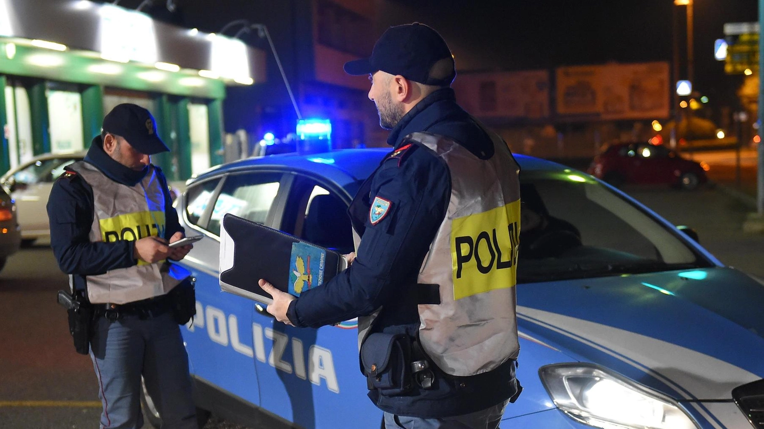 Semina il panico in una birreria. Gli agenti lo bloccano con il Taser Semina il panico in una birreria. Gli agenti lo bloccano con il Taser