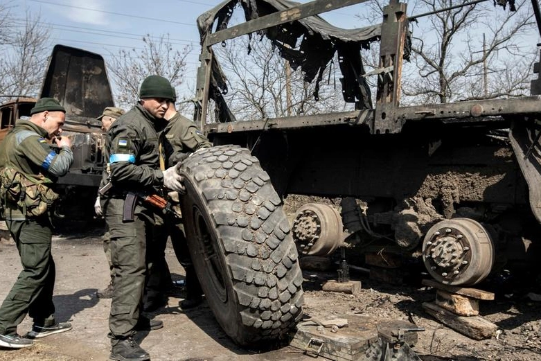 Ucraina, soldati ucraini recuperano pezzi di ricambio da veicoli russi distrutti
