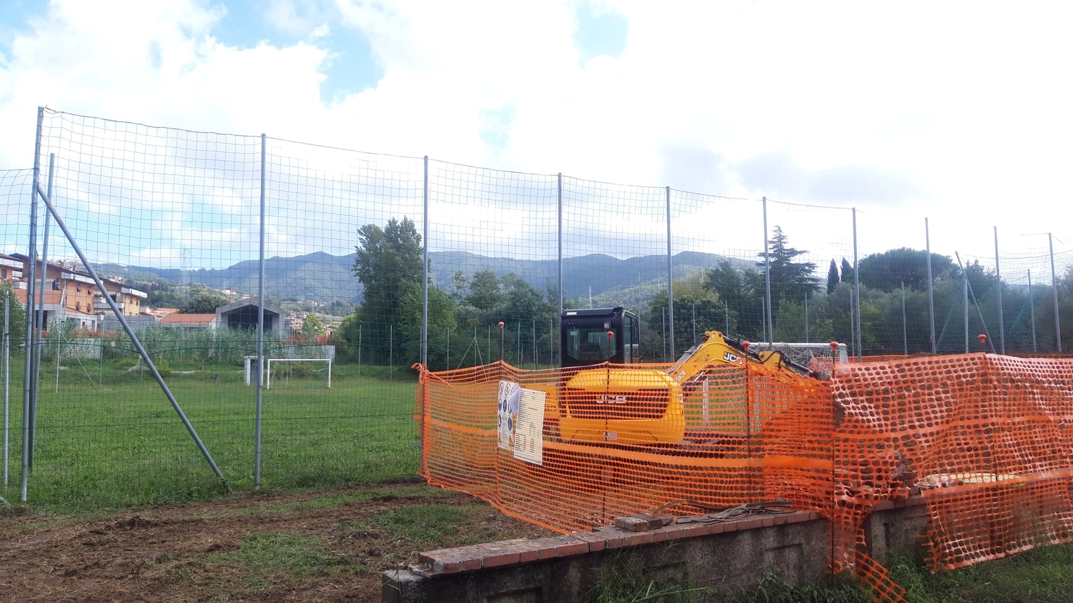 Lo scavo per l’antenna della telefonia prevista a Sarzanello Lo scavo per l’antenna della telefonia prevista a Sarzanello