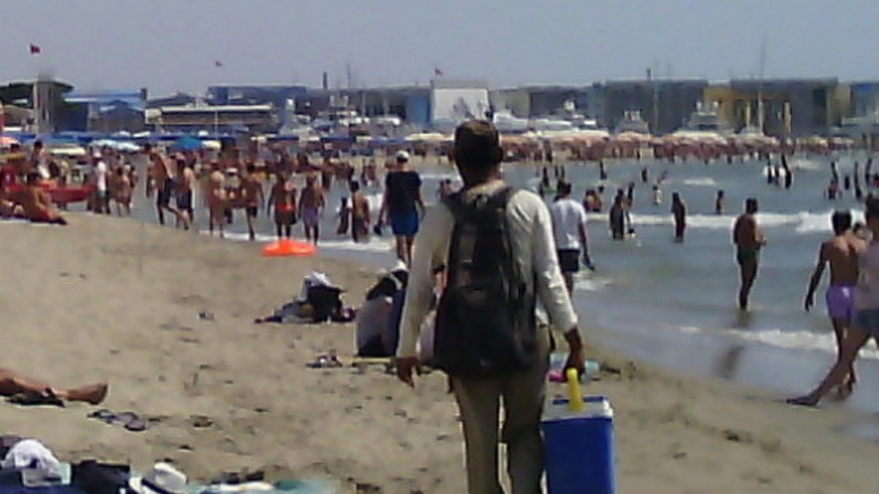Abusivi con la borsa frigo in spiaggia
