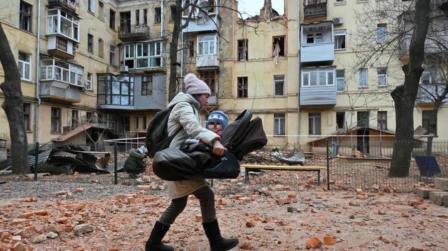 Ucraina, bombe su Kharkiv. Kiev: non useremo missili a lungo raggio per colpire la Russia