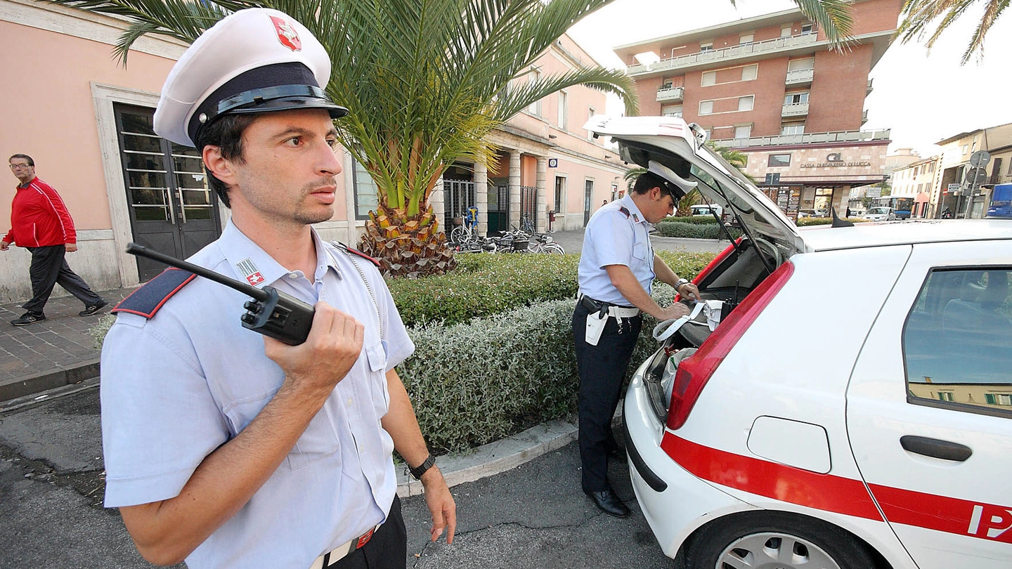Proseguono i controlli della polizia municipale contro i parcheggiatori abusivi in città (Foto Goiorani)