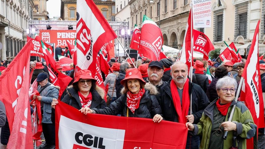 Una manifestazione per le pensioni del sindacato Spi-Cgil (Ansa)