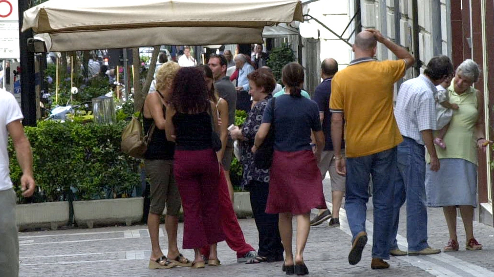 Via Roma, una volta il vero salotto della città, oggi vede poche persone interessate a vivere la quotidianità e i turisti che visitano il centro molte volte sono spaesati Via Roma, una volta il vero salotto della città, oggi vede poche persone interessate a vivere la quotidianità e i turisti che visitano il centro molte volte sono spaesati