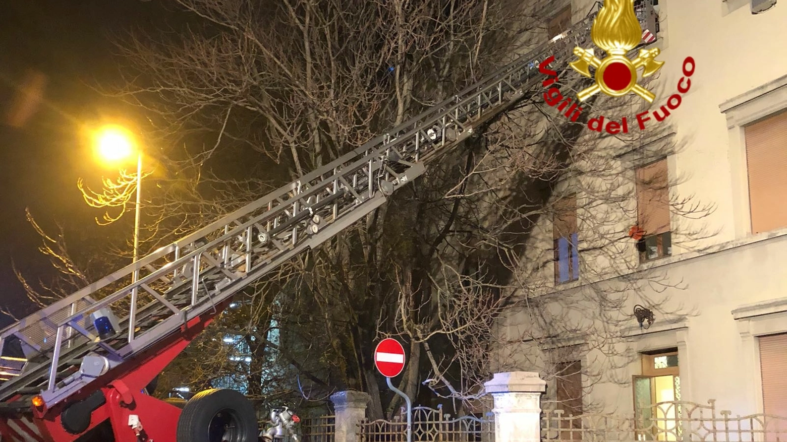 Incendio in via Nicolodi, l'intervento dei vigili del fuoco