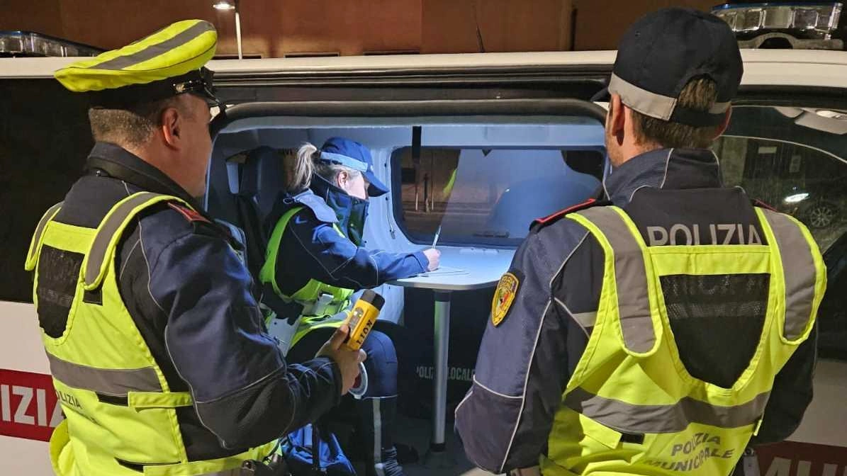 Notte di controlli per i vigili urbani Notte di controlli per i vigili urbani
