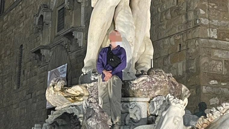 L’arte sotto attacco Scala il Nettuno per farsi una foto Denunciato il vandalo L’arte sotto attacco Scala il Nettuno per farsi una foto Denunciato il vandalo