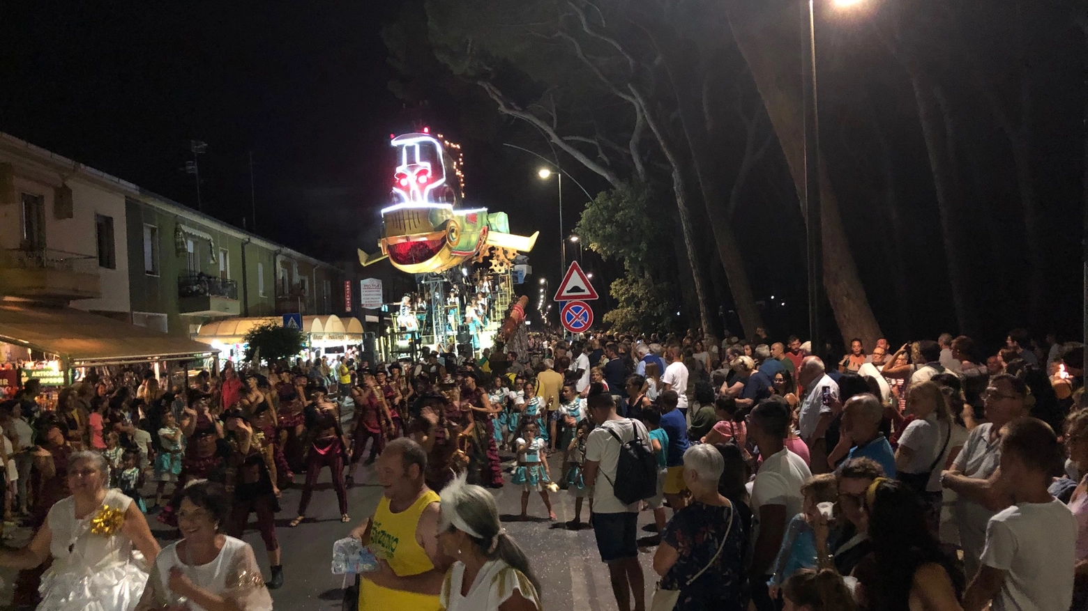Una passata edizione del Carnevale estivo di Follonica (da Fb Associazione Carnevale)