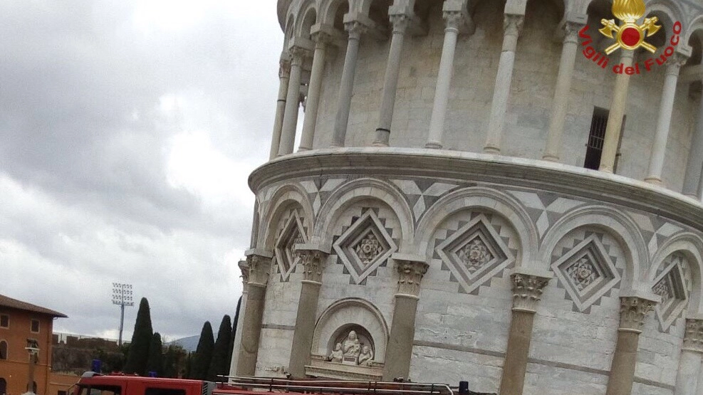 I soccorsi sotto la Torre di Pisa (foto Vigili del Fuoco)