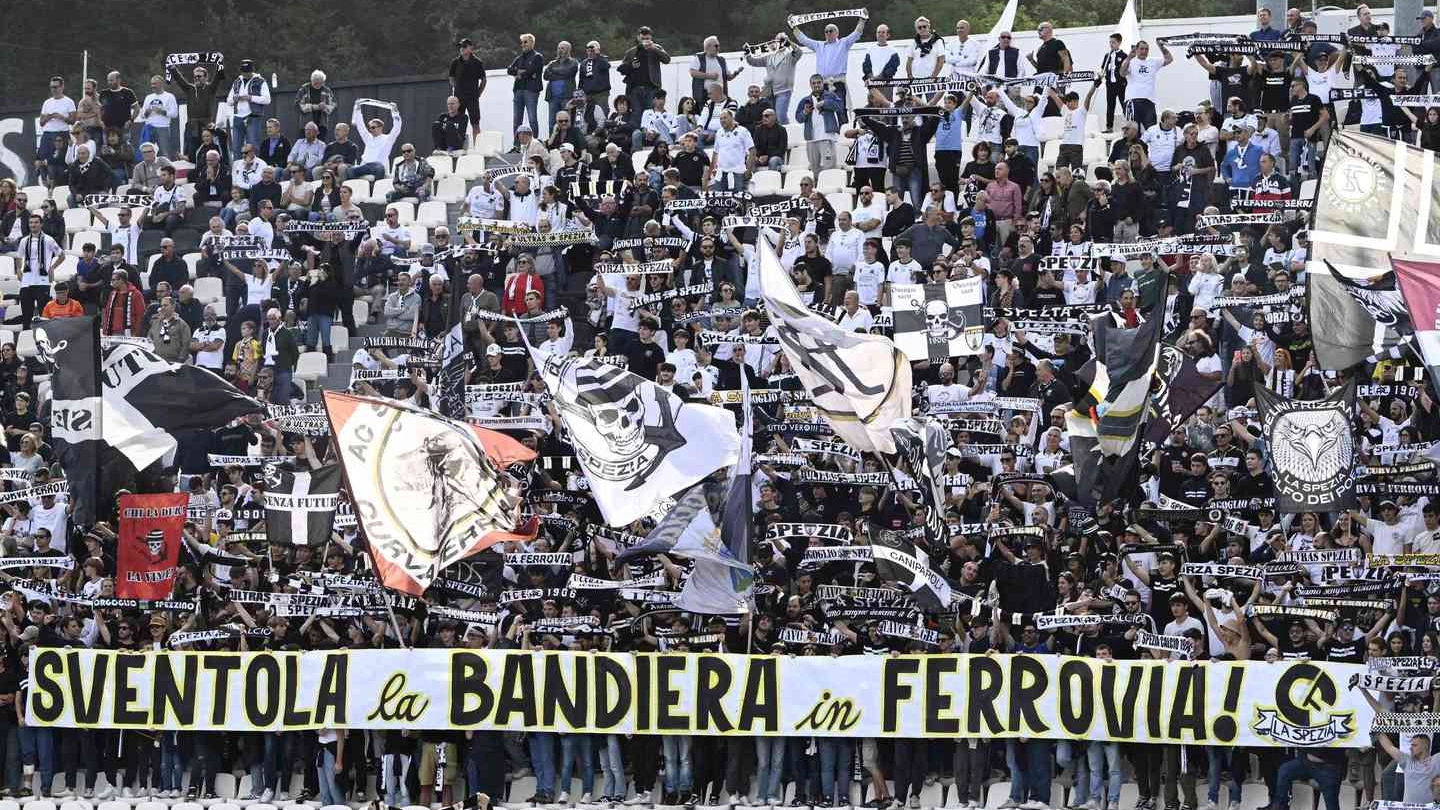 L’entusiasmo della Curva Ferrovia, a destra sopra Riccardo De Luca, sotto Luca Andreani L’entusiasmo della Curva Ferrovia, a destra sopra Riccardo De Luca, sotto Luca Andreani
