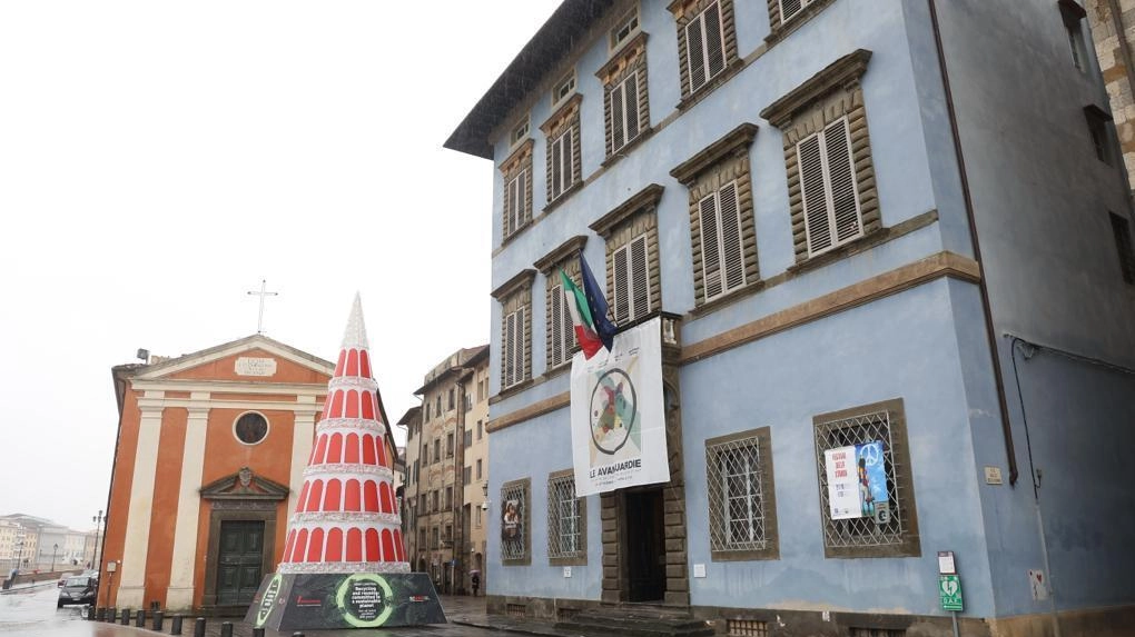 Interamente realizzato in plastica riciclata, richiama il campanile più bello del mondo. Lunedì l’accensione