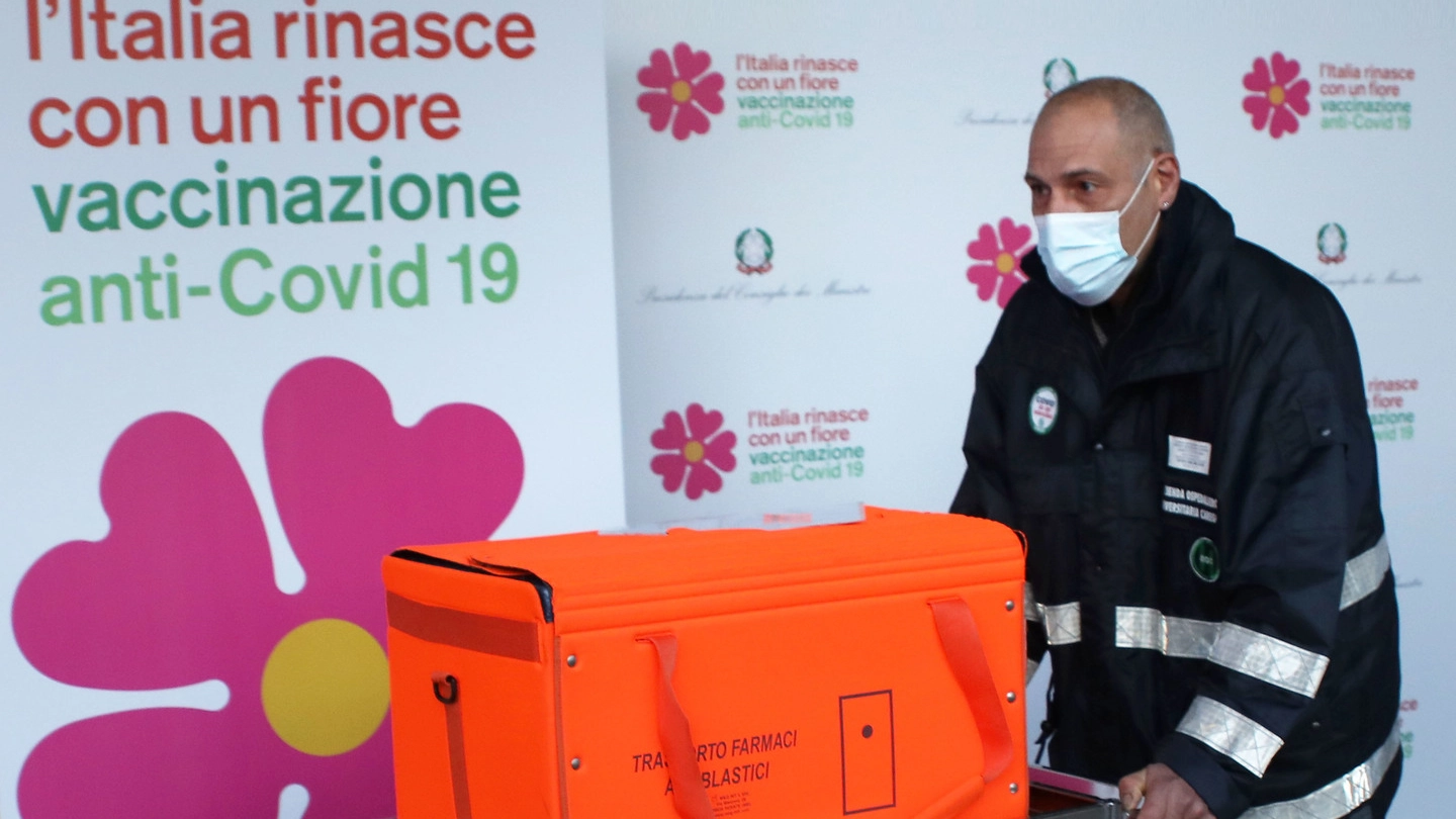L'arrivo del vaccino a Careggi (foto Marco Mori/New Press Photo)