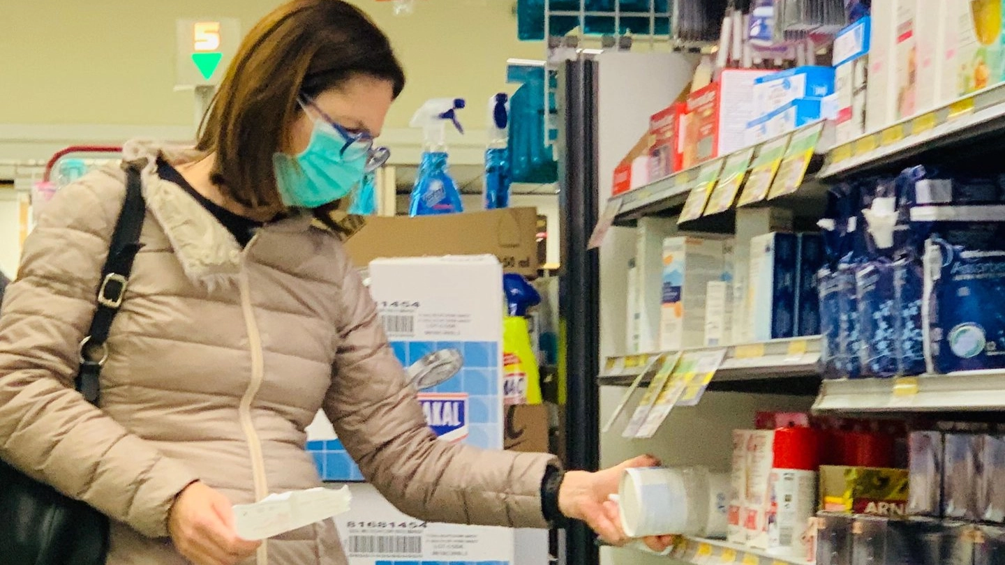 Una donna in un supermercato (New Press Photo)