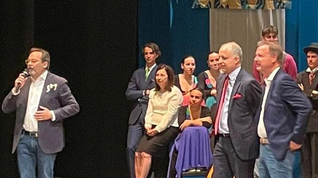 Guglielmi come il teatro di Dioniso La commedia interpreta la politica Guglielmi come il teatro di Dioniso La commedia interpreta la politica
