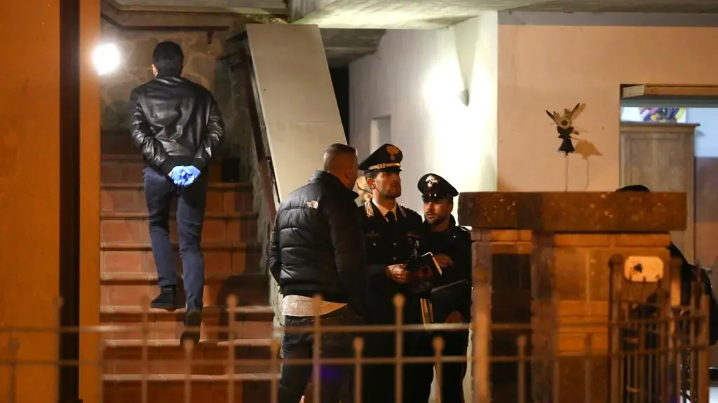 I rilievi dei carabinieri nell'abitazione di Tuoro sul Trasimeno (Crocchioni)