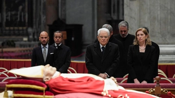 Papa Ratzinger, la salma in San Pietro. L'abbraccio dei fedeli: la diretta