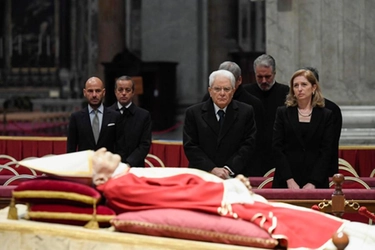 Papa Ratzinger, la salma in San Pietro. L'abbraccio dei fedeli: la diretta