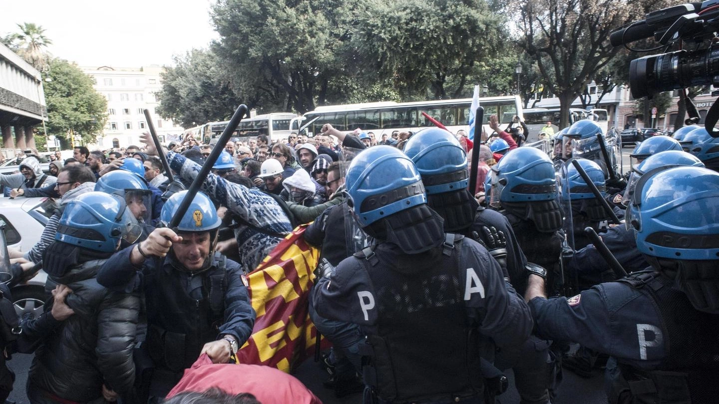 Roma, scontri alla manifestazione Ast (Ansa)