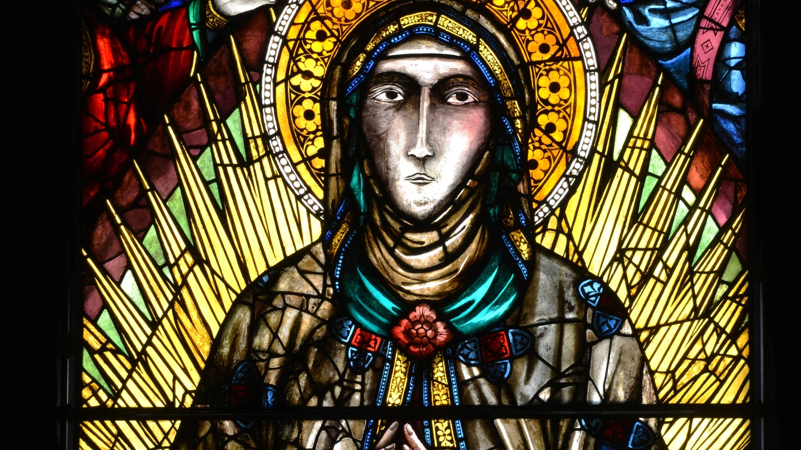 La parte centrale della vetrata con l'Assunzione della Vergine