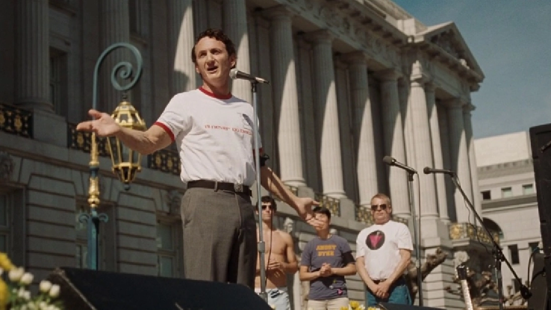 Sean Penn nel film 'Milk' storia di un gay eletto a una carica politica negli Stati Uniti 