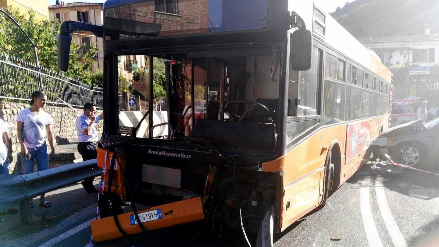 L'autobus di linea dopo l’incidente