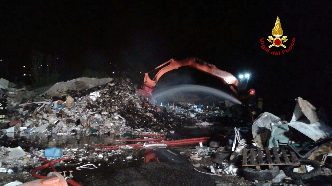 Incendio in una discarica in località Lagoscuro (foto vigili del fuoco)