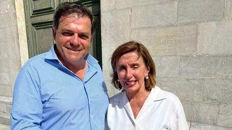 Nancy Pelosi accolta a Pietrasanta dal sindaco