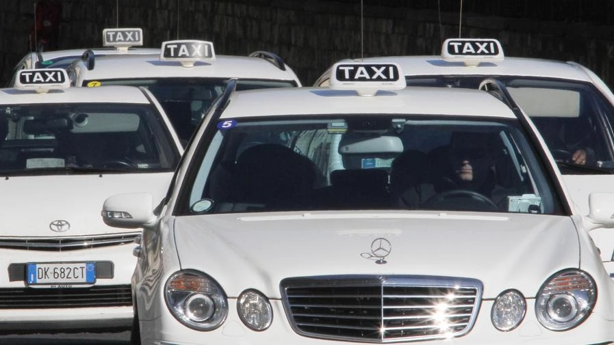 Alcuni taxi per la strada