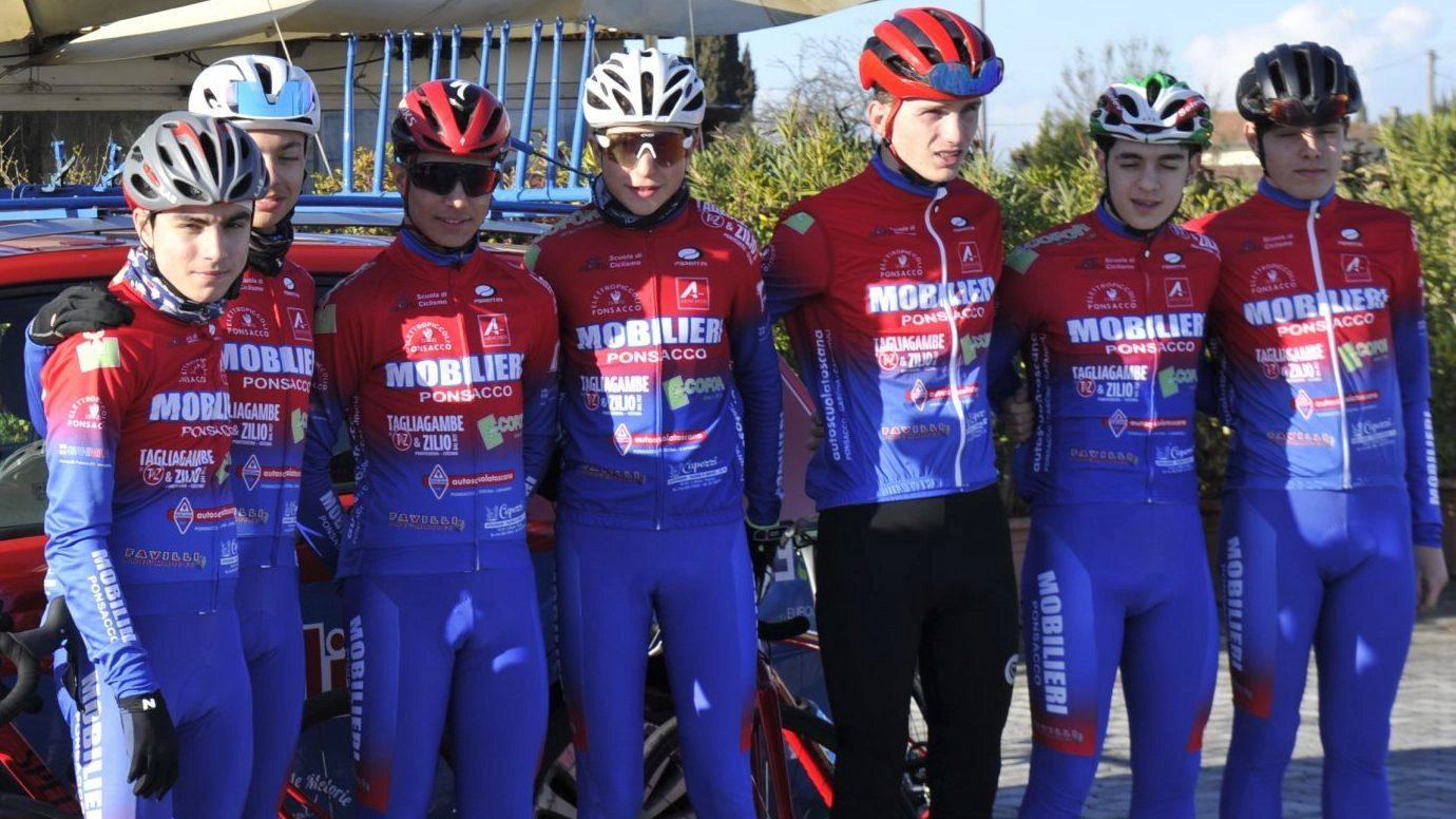 La Ciclistica Mobilieri Ponsacco debutta nella categoria juniores con una squadra di otto promettenti corridori, pronti per il Trofeo Giuliano Baronti.