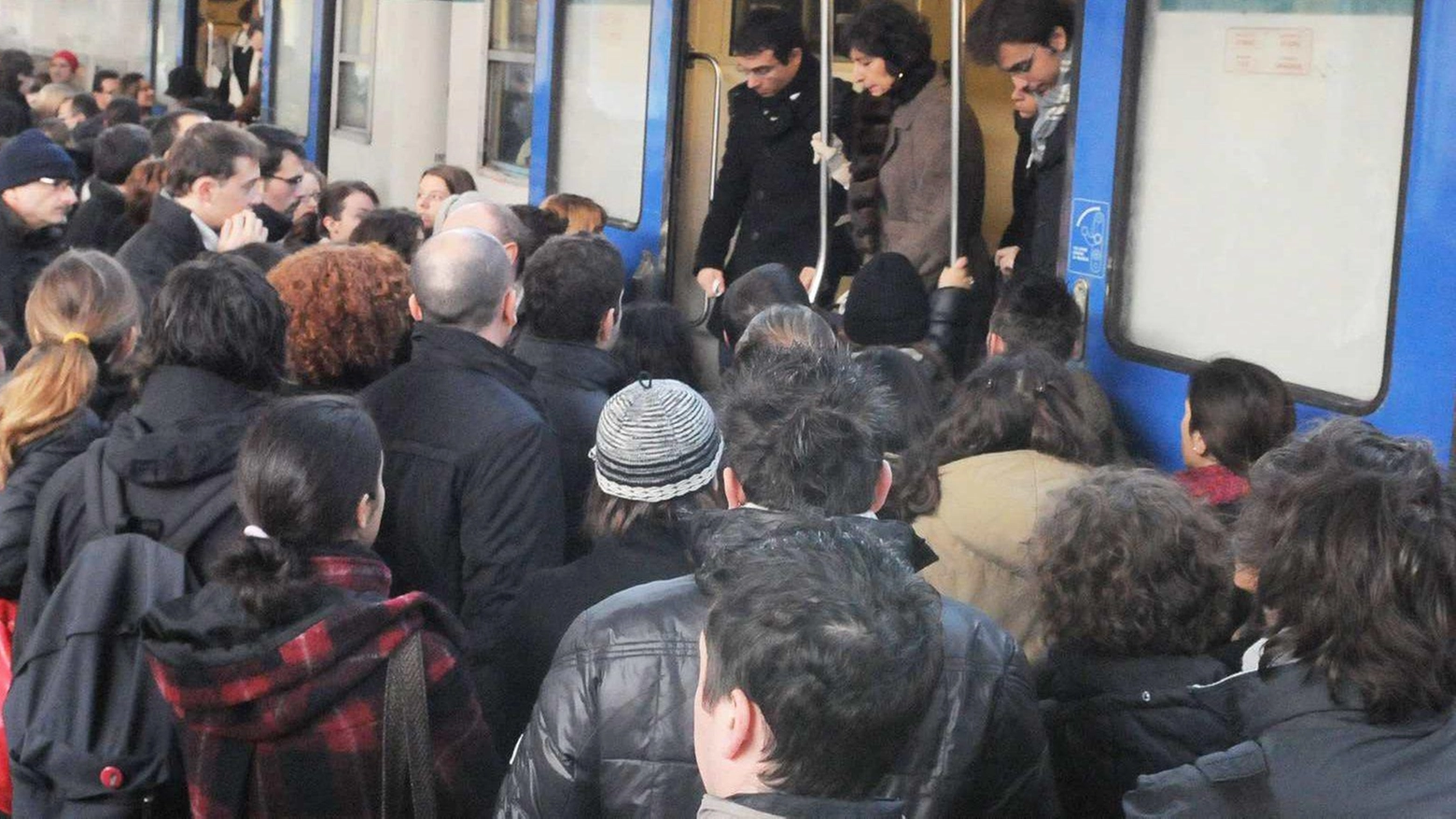 "Basta disagi per i pendolari" Lucca-Firenze, tratta da incubo La protesta arriva in consiglio "Basta disagi per i pendolari" Lucca-Firenze, tratta da incubo La protesta arriva in consiglio