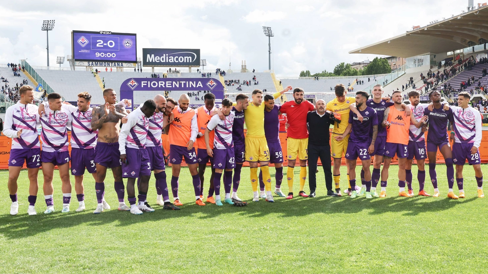 Italiano e la squadra sotto la Fiesole dopo la vittoria contro l'Udinese (Foto Germogli)