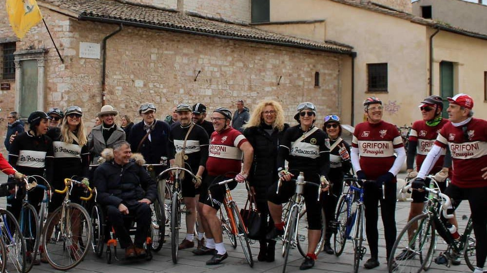 ’’Tirreno-Adriatico’’  La sfilata di campioni  entusiasma il pubblico  Ma si pensa già al ’Giro’