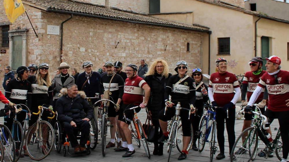 ’’Tirreno-Adriatico’’ La sfilata di campioni entusiasma il pubblico Ma si pensa già al ’Giro’ ’’Tirreno-Adriatico’’ La sfilata di campioni entusiasma il pubblico Ma si pensa già al ’Giro’