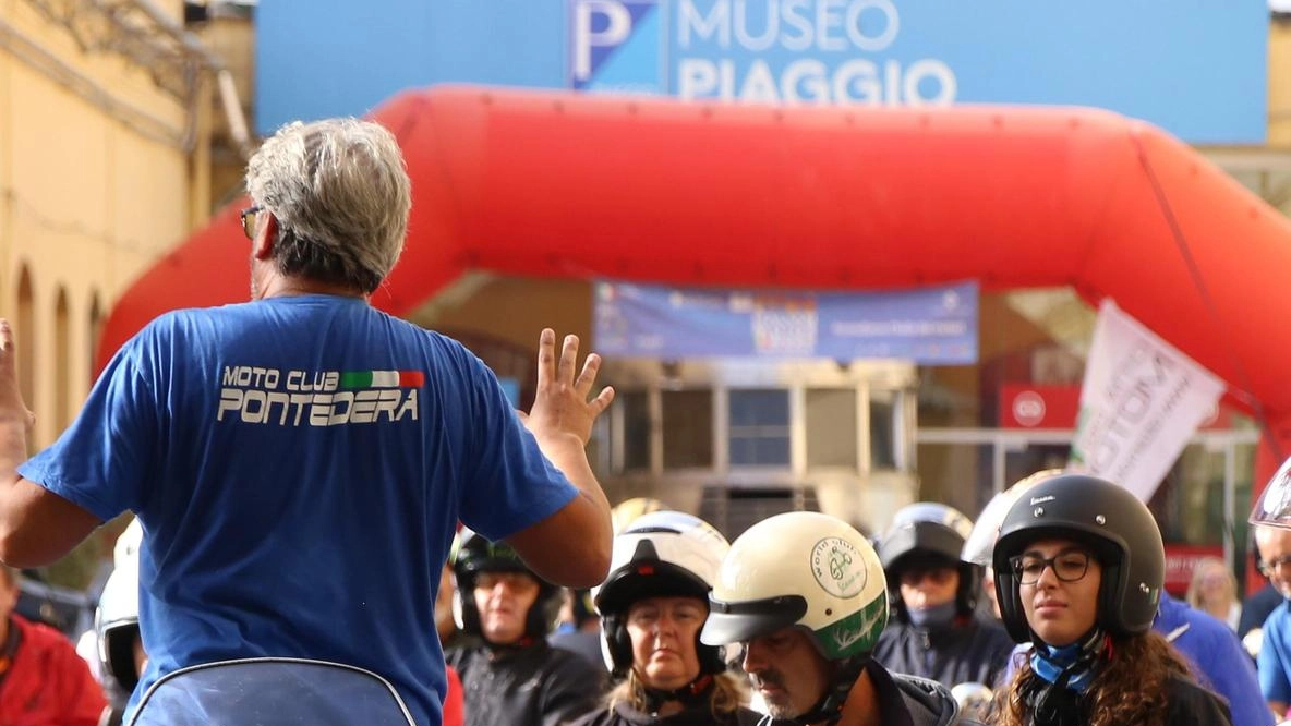 La Vespa ha preso il volo. Dopo un week end di libri e aerei il gran finale con le auto storiche La Vespa ha preso il volo. Dopo un week end di libri e aerei il gran finale con le auto storiche