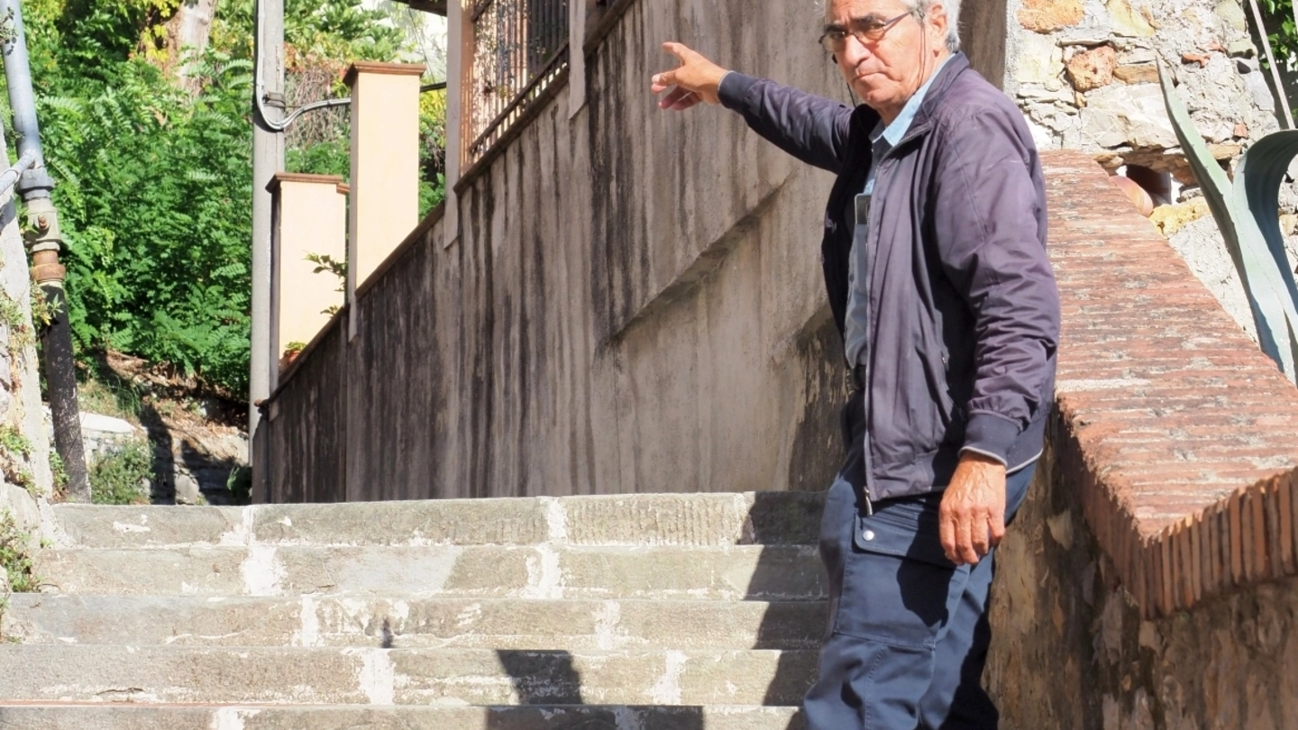 Stefano Faggioni indica la scalinata dei disagi